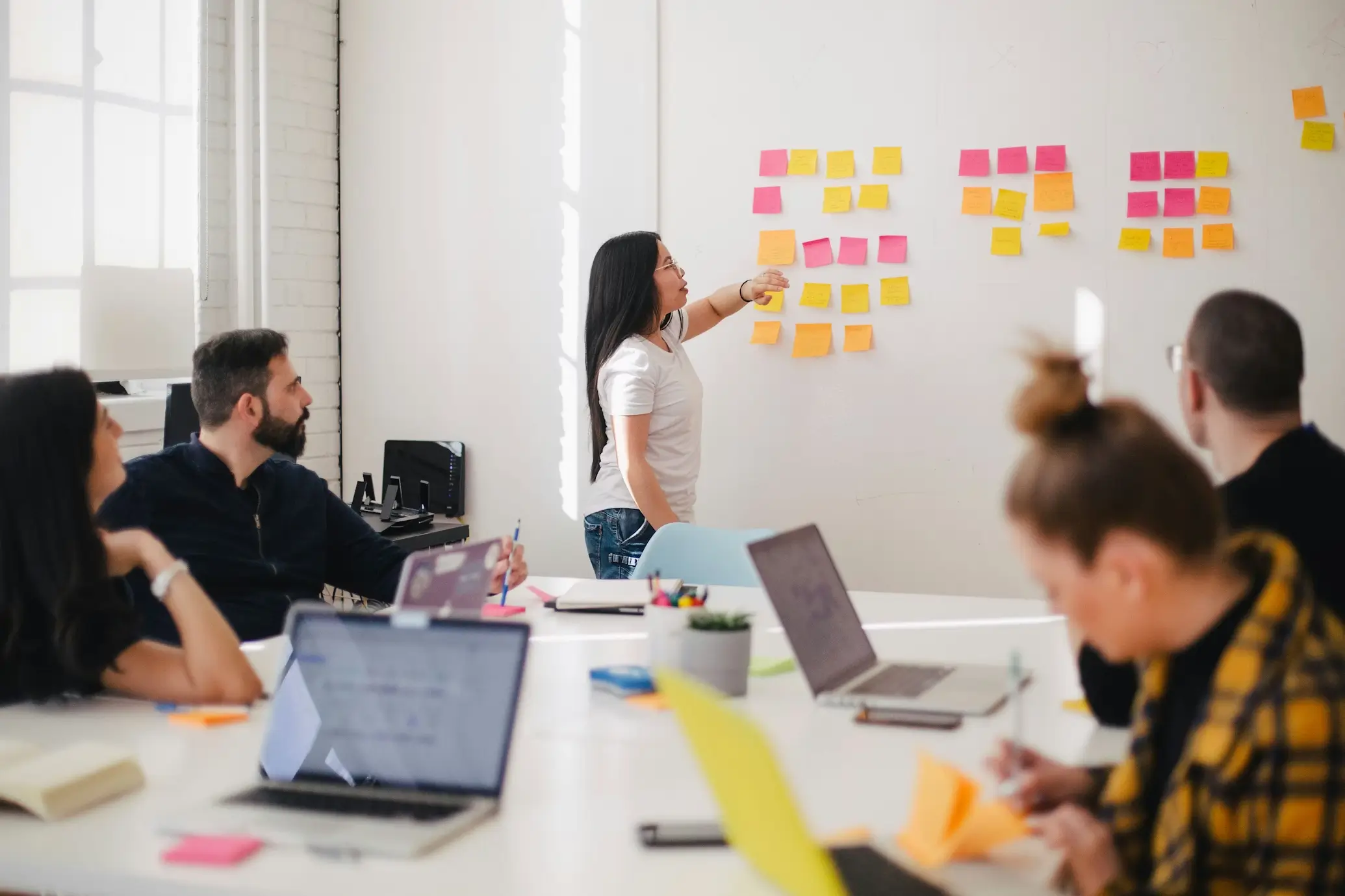 Equipo en una sesion de consultoria tecnologica